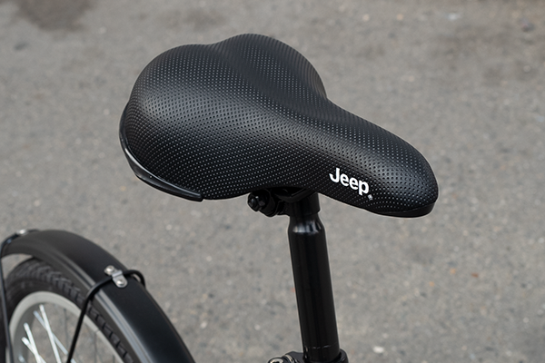 パンチングのエンボス加工を施してあり、快適な乗り心地に。