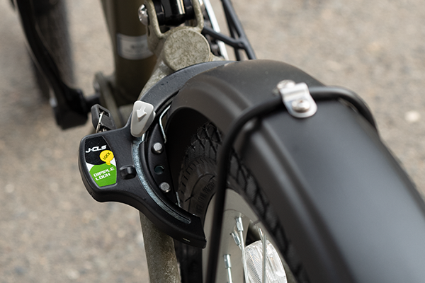 大切な自転車を守る為に、簡単ロック・解除が可能なカギを装備。