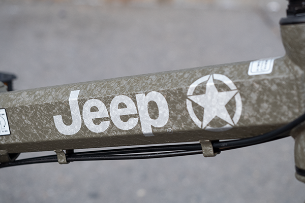 フレームに「Jeep」ロゴを配置。