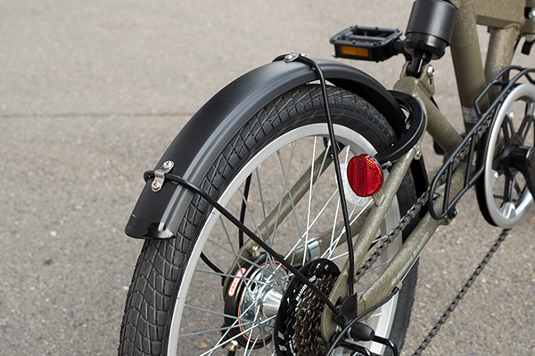 普段使いには必須の泥除け。路面が濡れていても安心して走行可能。