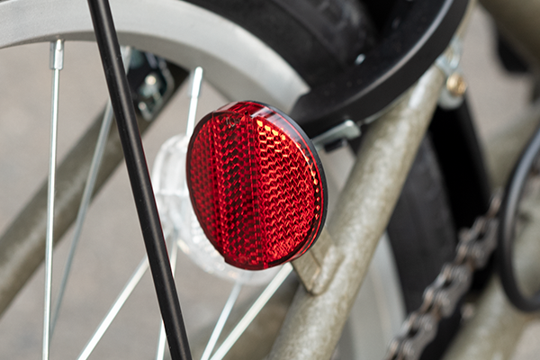 夜間の走行時に必須！反射板も標準装備。