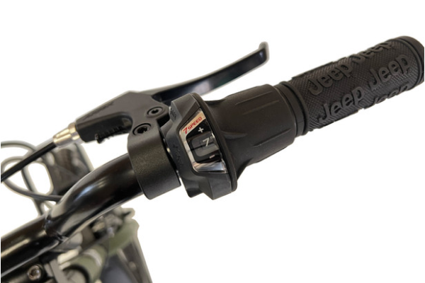 グリップにもJeepのロゴがあしらわれています。