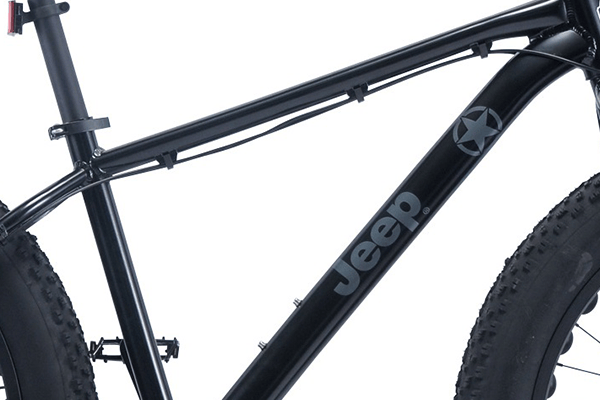 軽量かつ高剛性なアルミ製フレームを採用。