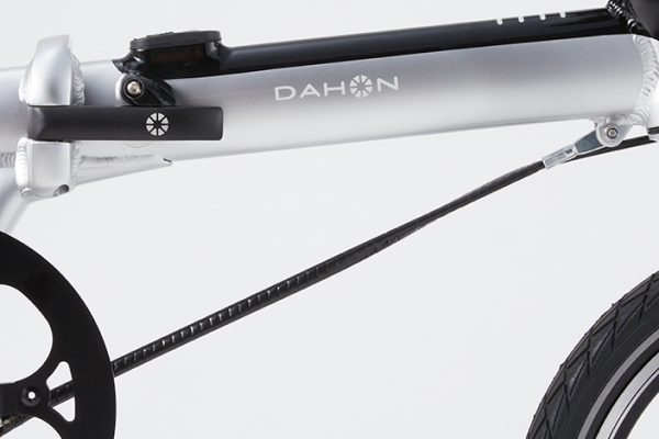 トップチューブとBBをケーブルでつなぐことによりフレームにトライアングルを形成。ヒンジ部分を中心にフレームへの負荷を軽減させて強度と耐久性を高める効果がある。