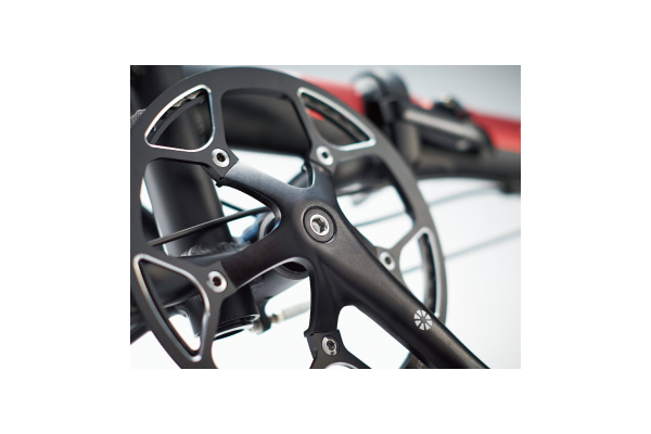 53Tのチェーンリングとリア9/13/17Tのスプロケットにより14インチとは思えない満足感ある走りを叶えてくれる