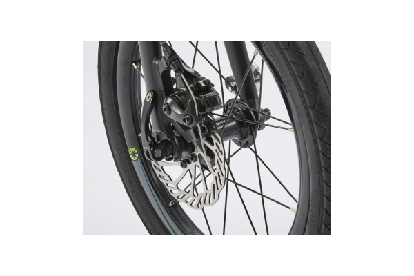 悪天候でも高い制動力を発揮するディスクブレーキ。