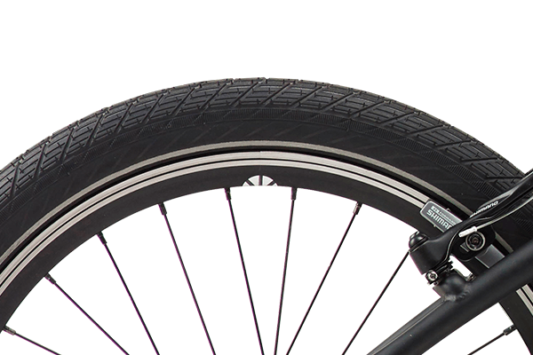 タイヤ幅は20×2と太く抜群の安定感で走りをサポートします。