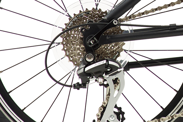 シマノ製ディレイラー（Acera RD-M360）を搭載。信頼高く安心のスペック。シフター、ブレーキ、ブレーキレバーもシマノ製で統一。