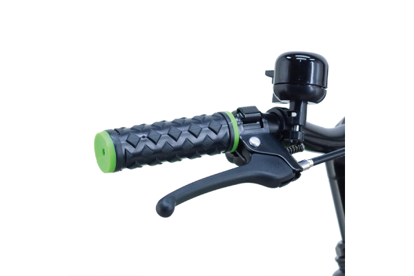 お子さまの手の大きさに合わせてレバーの幅を調整可能。グリップもカワサキグリーンをあしらったおしゃれな見た目に。