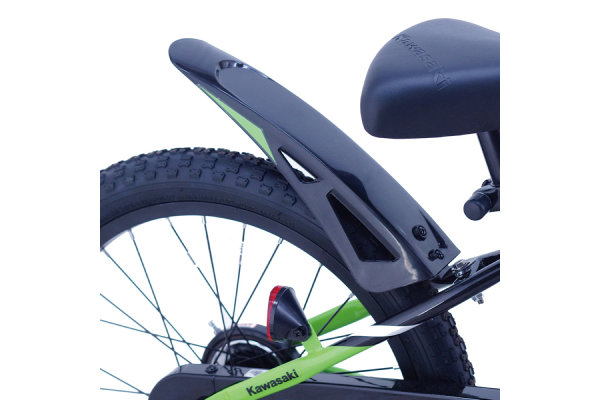 倒れても変形しにくい樹脂製泥除け。