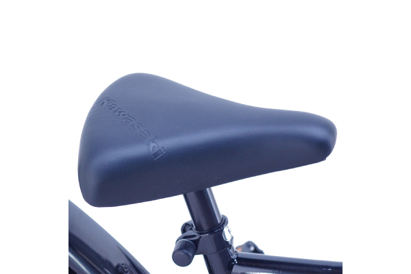 サドル表皮に凸凹でKawsakiのロゴが入ったおしゃれなデザイン。