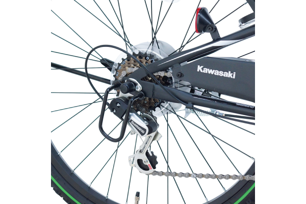 安心のSHIMANO製外装6段変速。倒れてしまったときにディレーラーを守ってくれる、ディレーラーガードつき。