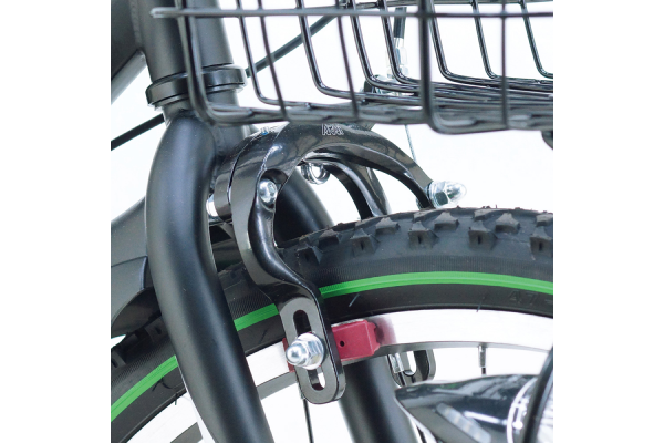 他のブレーキと比べると軽量でメンテナンスしやすいキャリパーブレーキ。またタイヤはブロックタイヤで見た目もごつく、段差でも衝撃を吸収してくれます。