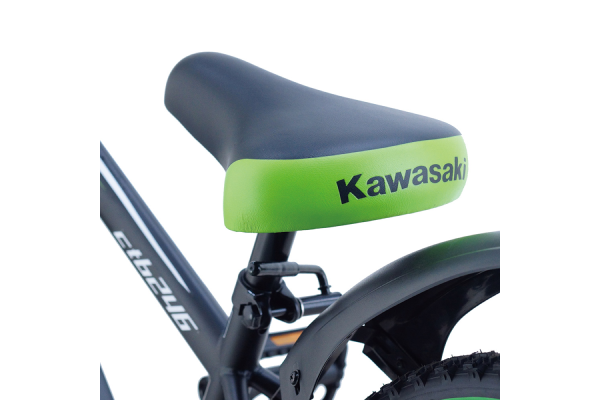 Kawasakiのロゴとブランドカラーであるライムグリーンをあしらったサドル。高さ調整は工具不要なシートピンタイプ。