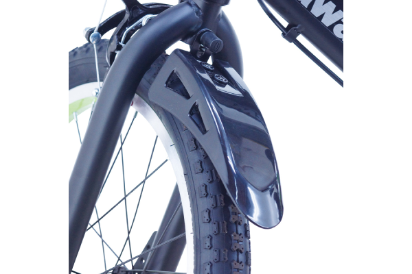 倒れても変形しにくい樹脂製泥除け。