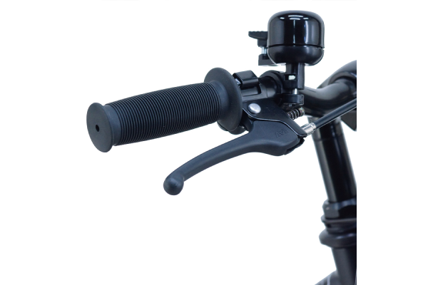 お子さまの手の大きさに合わせてレバーの幅を調整可能。