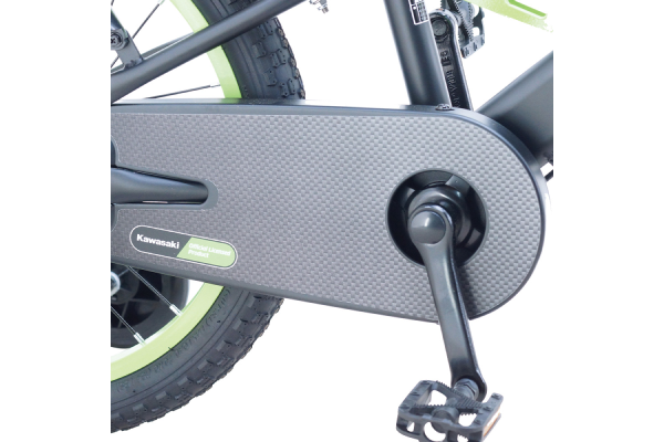 走行時のズボンのすそを巻き込み防止となるチェーンケースを装備。