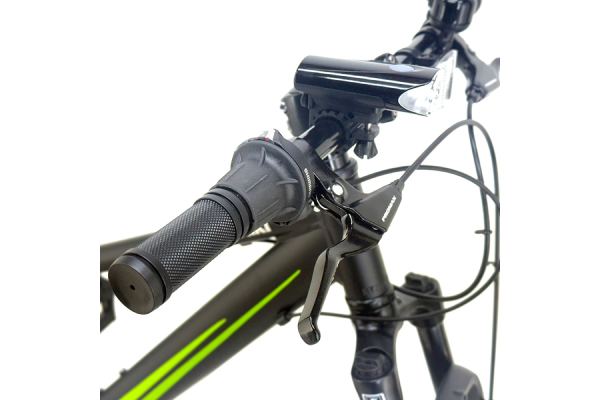 ハンドルにはバッテリーライト付き。（強点灯15時間 約1000カンデラ、弱点灯20時間 約400カンデラ、単3形乾電池×2）