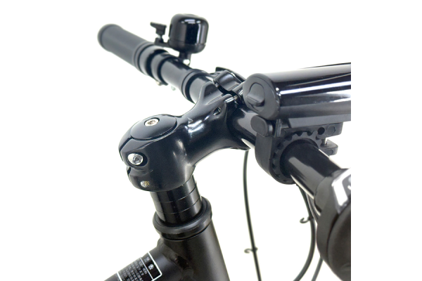 軽くてサビに強いアルミ製のハンドルとステム。