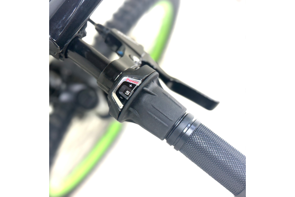 変速は簡単にできるグリップシフター。