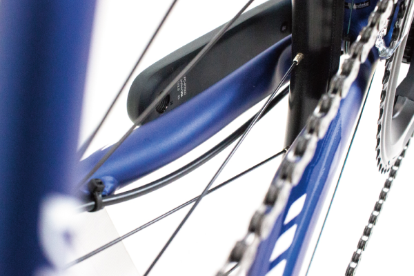 チェーンステーに扁平加工を施すことで走行時の衝撃を和らげ、快適性に優れる。