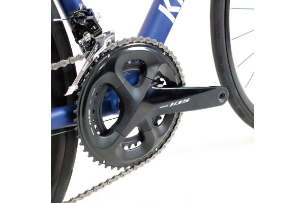 SHIMANO 105クランクセットは高い剛性感で、確かな変速性能を提供する。