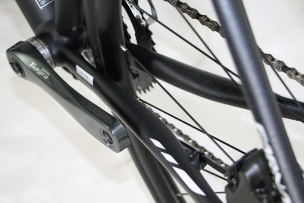 チェーンステーに扁平加工を施すことで走行時の衝撃を和らげ、快適性に優れる。