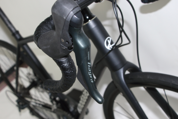 コンポーネントはSHIMANO Tiagraを採用し、油圧ディスクブレーキに対応している。