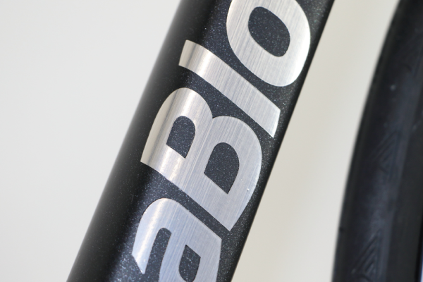 ロゴをメタル調にしており、マシンとしての佇まいを追求。