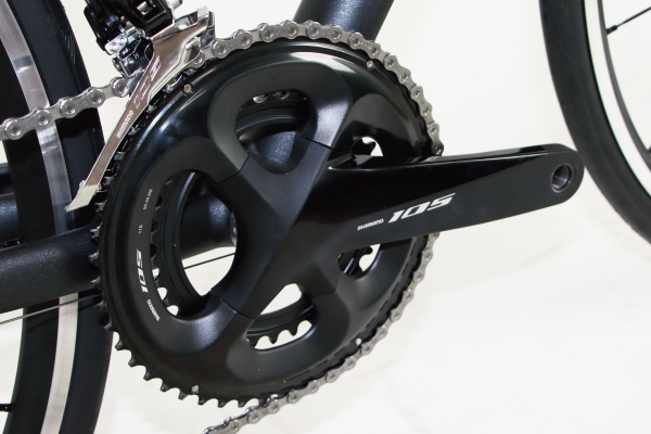 SHIMANO 105 チェーンホイールはその剛性感で、確かな変速性能を約束する。
