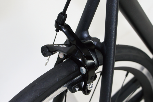 軽い力で高い制動力を発揮するSHIMANO 105 キャリパーブレーキ。