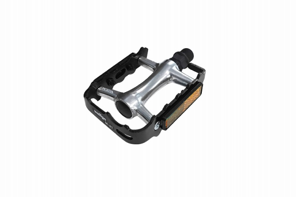 通常ペダルが別売のモデルですが、cymaでは追加料金なしでフラットペダルを取り付けてお届けします。