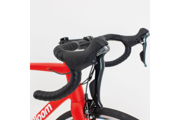 コンポーネントはSHIMANO TIAGRAを搭載。街乗りからサイクリングまで過不足無く対応する。