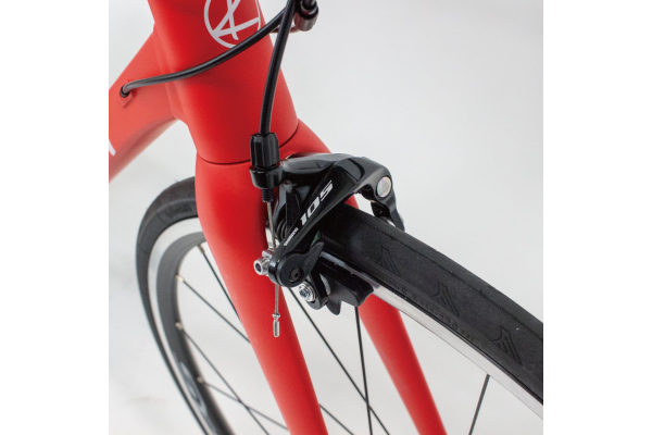 軽い力で高い制動力を発揮するSHIMANO 105 キャリパーブレーキ。安全を重視してブレーキのみワンランク上のパーツを搭載。