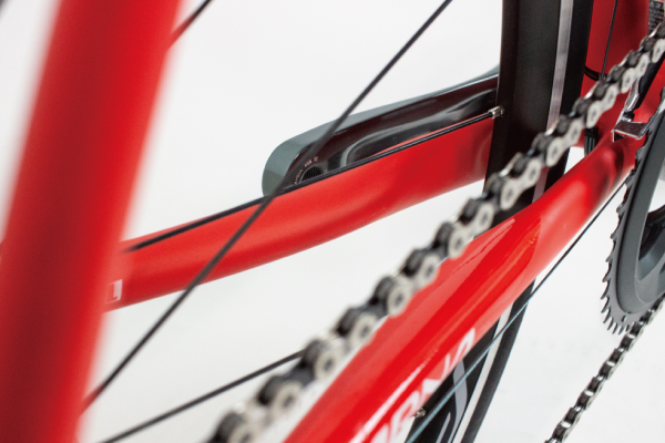 チェーンステーに扁平加工を施すことで走行時の衝撃を和らげ、快適性に優れる。