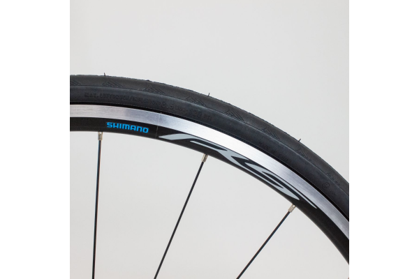 ホイールにSHIMANO RS-100を搭載。ロードバイクユーザーにおける定番ホイールを予め搭載。