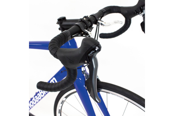 コンポーネントはSHIMANO CLARISを搭載。価格と性能のベストバランスを追求している。