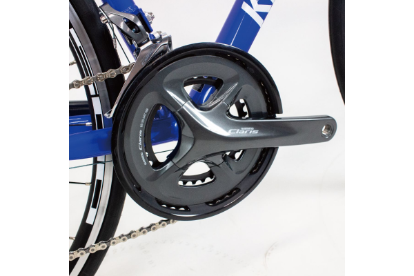 裾の巻き込みを防止するカバー付きギアクランク。カジュアルな服装でもロードバイクを楽しもう。