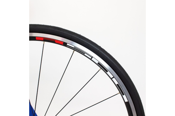 「SHIMANO WH-R501」をあらかじめ搭載。価格帯における軽量性と回転性能に優れる。