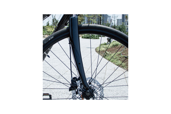 全ての道をレッドカーペットに変えるカーボンフォーク。(※つや消し塗装になります)