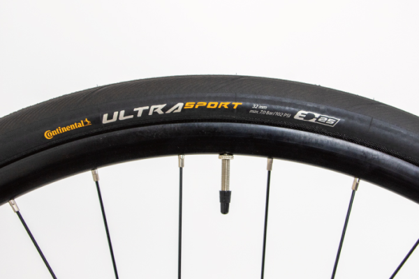 1本3,600円相当の高級タイヤContinental ULTRASPORT を装備。
