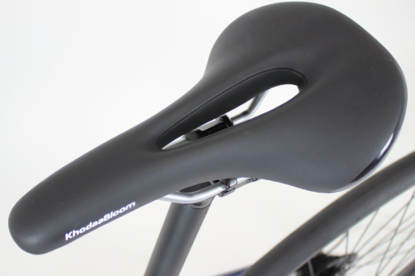 穴あきタイプのサドルでお尻が痛くなりにくい。長時間のライドも快適。