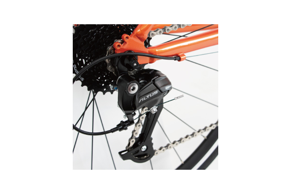 リヤ9段変速のシマノALTUS(アルタス)。