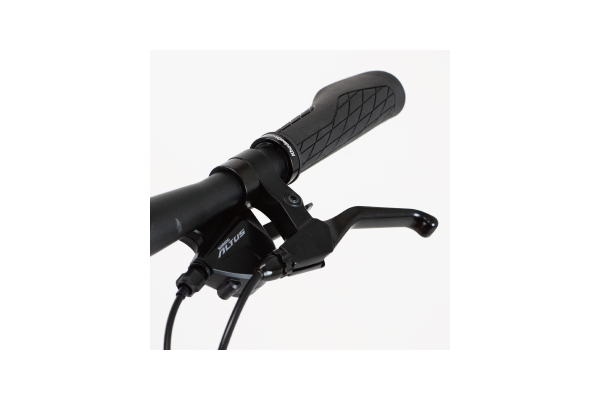 手のひらを面で支えるエルゴ形状で手がしびれにくいグリップ。オリジナルレーザー刻印入りのロックオンタイプ。