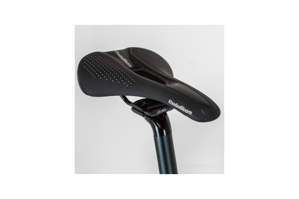 幅が広い座面とサドル表面の凹んだ形状が局部の圧迫を軽減するので、長時間のライドが快適になる。