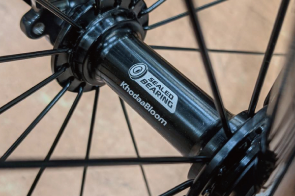 回転がとても滑らかで足を止めてもよく進むオリジナルシールドベアリングハブ。