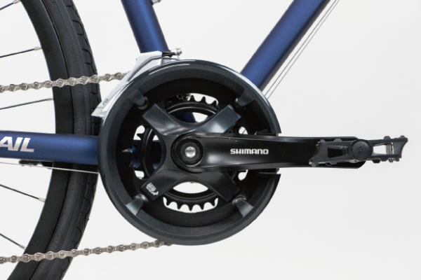 裾の噛み込みを防ぐギアカバー付き前2枚ギアクランク。