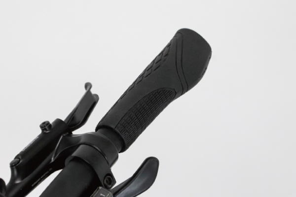 人間工学に基づいて快適性を追求したエルゴグリップを標準搭載。ロングライドでも街乗りでも手のダメージを軽減。