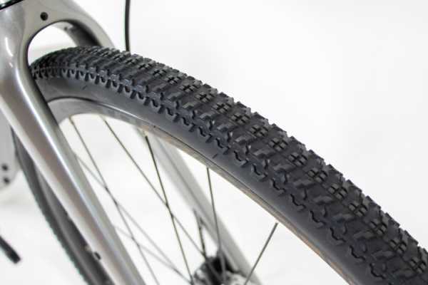 細すぎず太すぎない丁度良いバランスの700×38Cを採用。