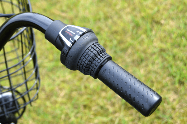 ハンドルを握ったままギアを変更できる、シマノ製のグリップシフトを採用。